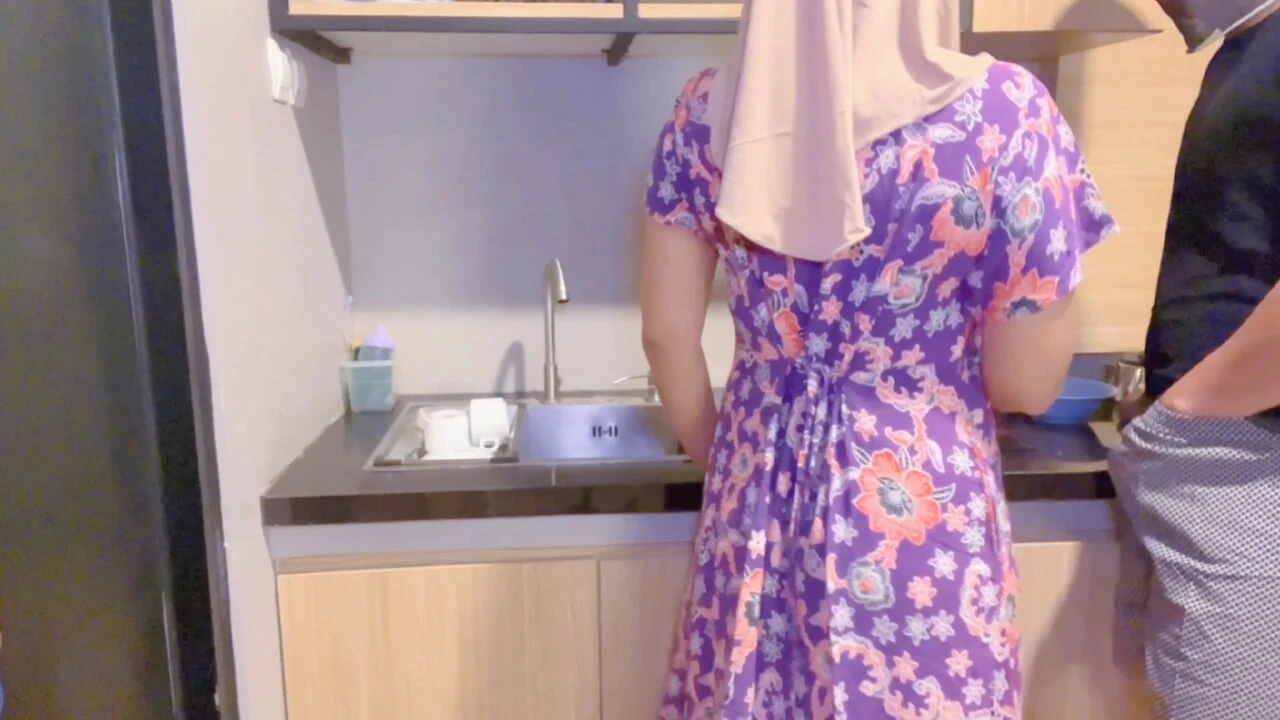 Ibu Tiri Yang Seksi