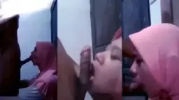 Asisten Berjilbab Menghisap Hingga Tumpah Keluar