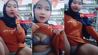 Cewek Berhijab Jaga Warung Malah Siap Tampil Sensual