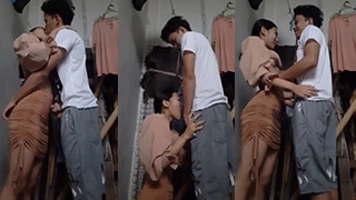 Kakak Dan Adek Main Saat Sepi Di Rumah