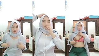 Perawat Genit Buka-bukaan Di Live Streaming