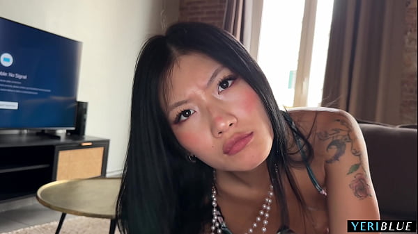 Aku Lihat Adik Tiriku Orang China Lagi Kirim Foto Bugil!
