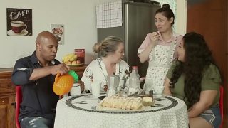 Rumah Mesum – Suami Ditipu, Ibu Gatal, Dan Pembantu Nyepong Semua Orang | Emme White, Alessandra Maia, Agatha Ludovino, Capoeira.