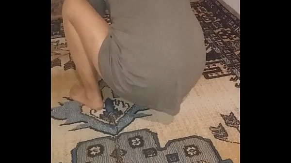 Mantap, Ibu-ibu Turki Berbadan Seksi Menyapu Karpet Dengan Stocking Transparan
