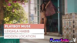 Leighla Habib Si Arab Seksi Tersenyum Genit, Telanjang Dan Mandi Basah-basahan