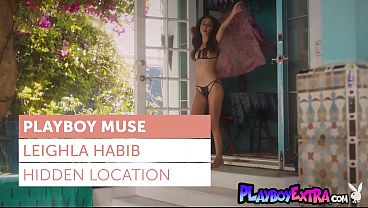 Leighla Habib Si Arab Seksi Tersenyum Genit, Telanjang Dan Mandi Basah-basahan