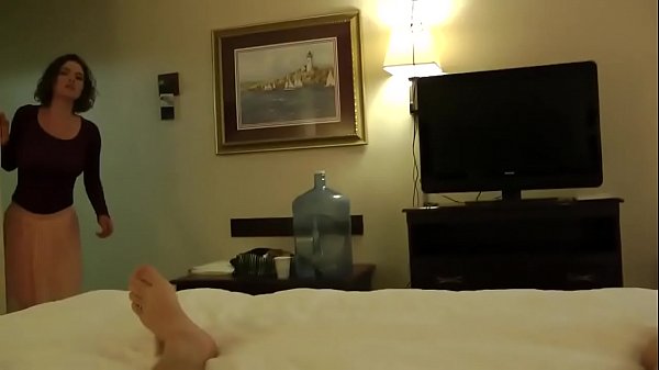 Ibu Tiri Tak Tahan Menghisap Batangku Sementara Ayah Tiriku…