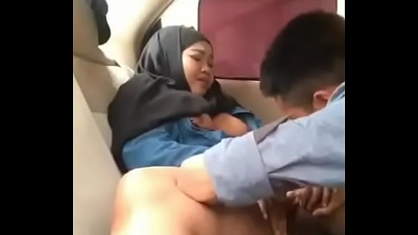 Gadis Berhijab Mesra Dengan Pacar Di Dalam Mobil