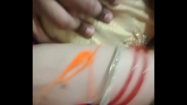 Desain Istriku Yang Seksi Dalam Gaya Hindi