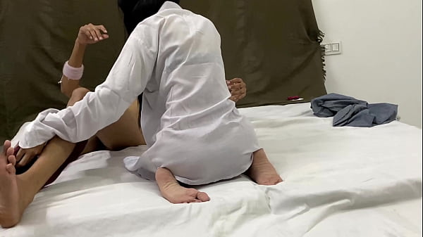 Adik Tiriku Telanjang Malam-malam Lalu Naik Ke Pentil Gedeku