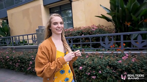 Gadis Rusia Mungil Digeber Hingga Kepetak