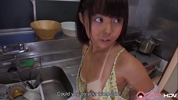 Istri Rumah Tangga Jepang Berjemur Tomoyo Isumi Beraksi Oral Tanpa Sensor.