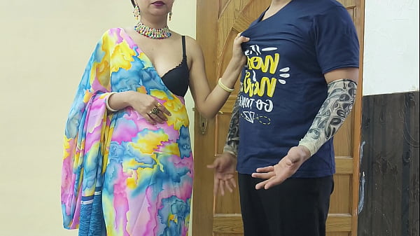 Ibu Tiri Seksi India Membantu Anak Tirinya Berhenti Merokok Dengan Kenikmatan Badan
