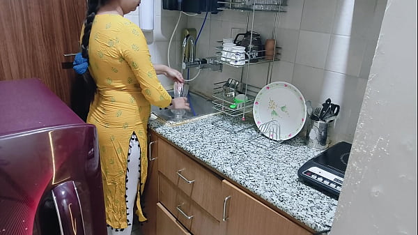 Nafsu Ibu Tiri Menggoda Di Dapur – Adegan Panas Hindi