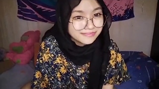Gadis Berhijab Berkacamata Belajar Menggoda Diri Sendiri