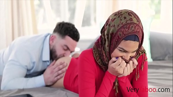 Maya Farrell: Adik Tiri Perawan Berhijab Yang Kuperkosa