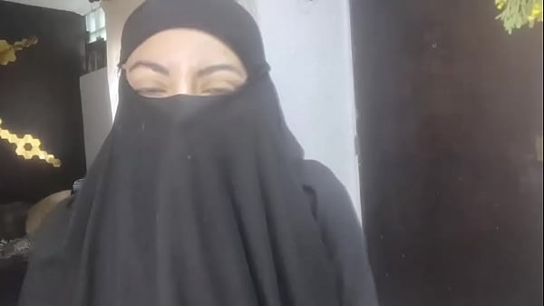 Istri Arab Amatir Yang Bergairah Muncrat Di Niqabnya, Masturbasi Saat Suami Sedang Shalat