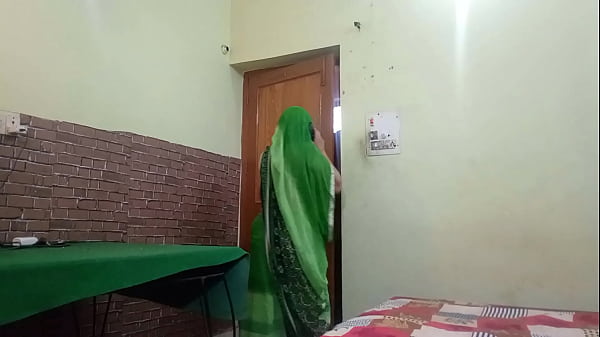Pembantu India Panas Menggoda Dengan Adegan Ranjang Liar