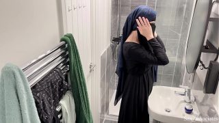 Astaga, Baru Tahu Cewek Arab Suka Begitu. Gue Lihat Cewek Muslim Arab Berhijab Lagi Mainin Diri Di Kamar Mandi.