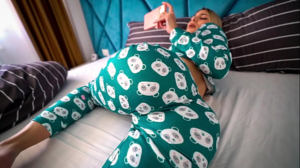 Kakak Tiri Ketahuan Nonton Film Porno, Lalu Kubantu Sampai Klimaks Dan Merengek Minta Dikasih Isi.
