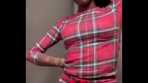 Asian Doll Menggoyangkan Pantat Montoknya Yang Menggoda Di Instagram Live Sambil Menyanyikan Lagu Barunya, Dengan Gerakan Mulut Yang Sensual Dan Memikat.