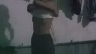 Rekaman Kamar Mandi Tersembunyi: Pembantu Desi Mandi Telanjang