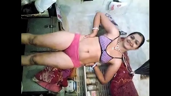 Desi Seksi Bergoyang Dengan Lagu Panas