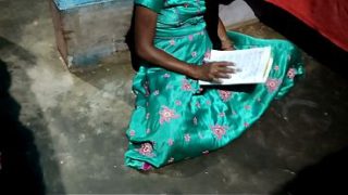 Desi Bhabhi Yang Nakal, Digituin Gurunya Sambil Baca Buku