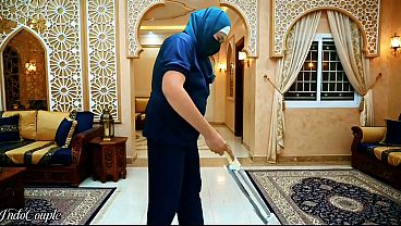 Pembantu Berhijab Disuruh Isep Kontol Majikan Sampai Nelen Semua