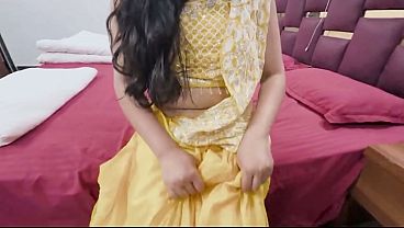 Bhabhi Bas Gussa Bhagane Ke Liye Apni Gili Chut Dekar Bula Li.