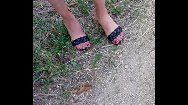 Nyonya Arab Matang Dengan Jari Kaki Dan Tumit Seksi Yang Menggoda