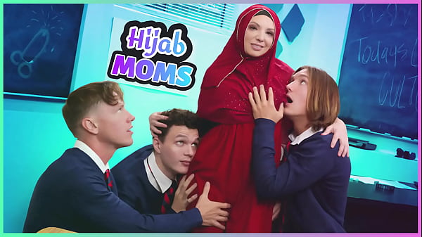 Gadis Berhijab Menggoda Tiga Pria Sekaligus