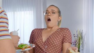 Dia Suka Kontolnya Di Dapur