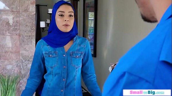 Gadis Arab Belia Digilas Dua Pria Besar, Ngerasa Enak Banget