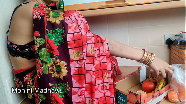 गर्म भारतीय देसी फल बेचने वाली औरत ने ग्राहक से सौदेबाजी करते हुए ज़ोरदार चुदाई की हिंदी आवाज़
