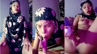 Anggi Si Hijabers Nakal Colmek Sambil Ngeloyor Di Kamar