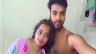 Cewek Desi Di Kamar Kos, Kontol Temennya Ngewein Memeknya Live Di Webcam.