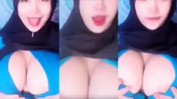 Hijab Biru Arrazyny Bikin Susu Montok Makin Menggoda