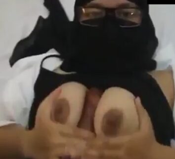 Tante Berhijab Bercadar Lagi Ngewe, Crot Di Mana-mana.