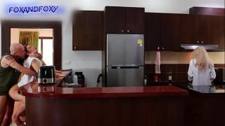 Hampir Ketahuan Dijebur Kontol Di Lubang Pantat Pas Mertua Lagi Masak Sarapan