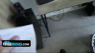 Anak Tiri Cewek Latin Bikin Bapak Tiri Klepek-klepek Sama Tubuh Seksi Yang Bikin Ngiler.