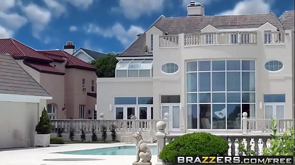 Brazzers – Pantat Besar Suka Yang Besar – Dua Di Semak…dan Satu Di Pantat, Dibintangi Angelina Valentin