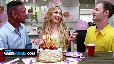 Anak Tiri Mungil Dengan Tetek Alami, Daisy Lavoy, Menggoda Dan Naik Ke Atas Kontol Bapak Tirinya