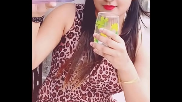 Cewek India Pose X, Bikin Crot Loe Makin Deras.