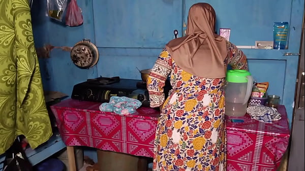 Ngentot Istri Temen Sendiri Pas Lagi Sibuk Masak, Enak Banget Rasanya.