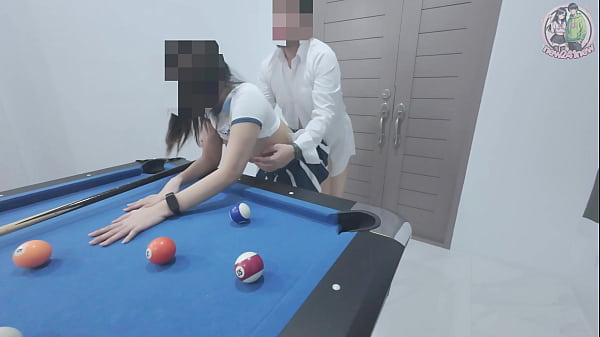Gadis Thailand Naik Ke Meja Bilyar… Lalu Diganyang Kencang! Suara Nikmat