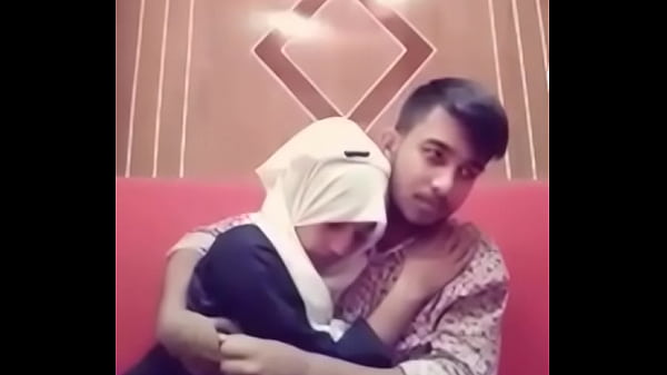 Desi Cewek Dan Cowok Lagi Ciuman Basah Di Hotel, Bibir Nempel Panas, Badan Saling Meremas.