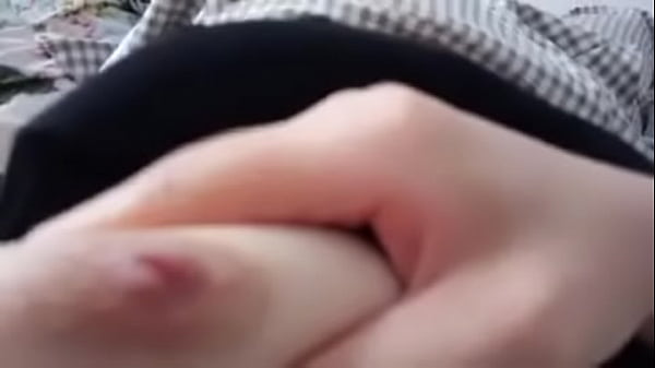 Cewek China Ngintipin Diri Sendiri Sambil Mesem-mesem Nakal