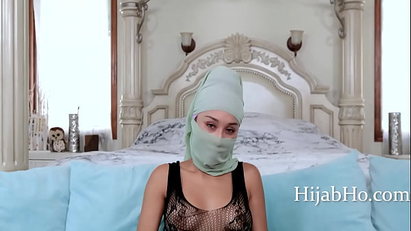 Ibu Tiri Berhijab Bikin Tenang – Cali Lee, Sensasi Penuh Gairah