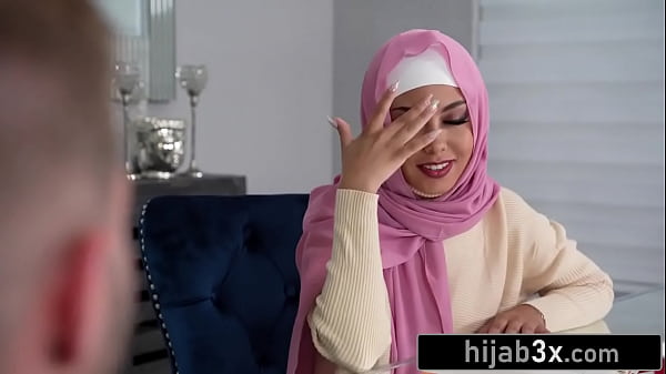 Ngentot Sama Cewek Mungil Cantik Berjilbab, Hijabnya Nempel Aja Pas Digenjot.